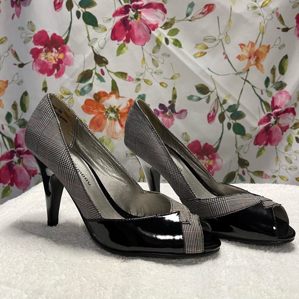 Vintage Chinese Laundry size 7.5 houndstooth & black patent leather pumps